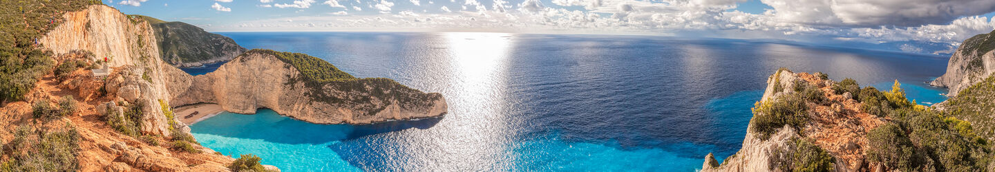 Blick über Navagio Beach auf Zakynthos iStock.com / extravagantni