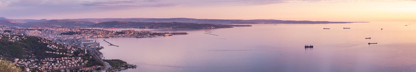 Panoramablick auf die schöne Stadt Triest in Italien iStock.com / tommasolizzul