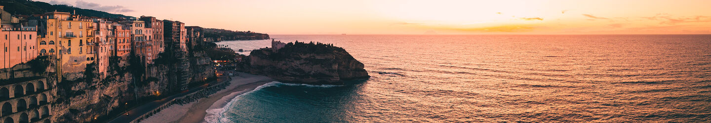 Tropea-Stadt in Kalabrien, Sonnenuntergang am Meer iStock.com / PolonioVideo