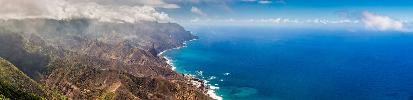 Vom Anaga-Gebirge auf Teneriffa aus teilt sich das Panorama in eine Landschaft voller grüner, wilder Berge und die endlose, tiefblaue Weite des Meeres.
