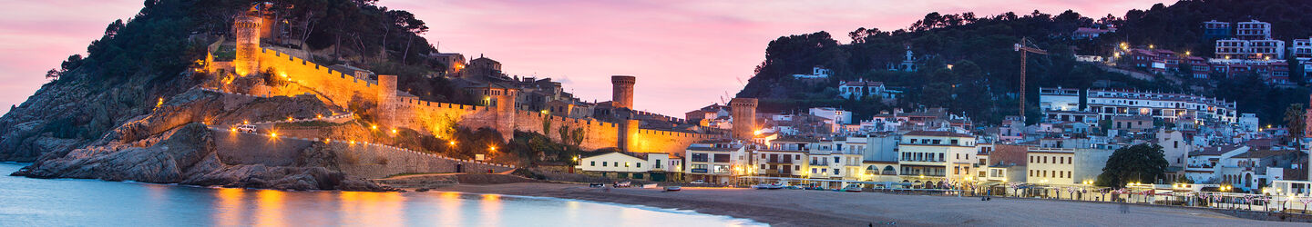 Tossa de Mar in der Abenddämmerung iStock.com / xavierarnau