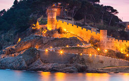 Tossa de Mar in der Abenddämmerung iStock.com / xavierarnau