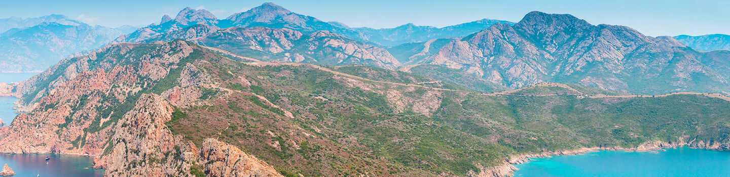 Panoramablick auf die majestätischen Berge und das glitzernde Mittelmeer in der Region Piana im Süden Korsikas