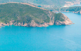 Blick auf die majestätischen Berge und das glitzernde Mittelmeer in der Region Piana im Süden Korsikas