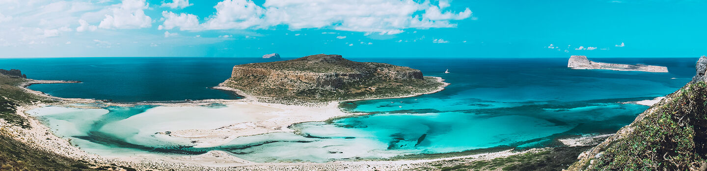 Balos Strand auf Kreta ist ein faszinierendes Naturschauspiel mit seinem blendend weißen Sand, der ins kristallklare, türkise Meer übergeht.