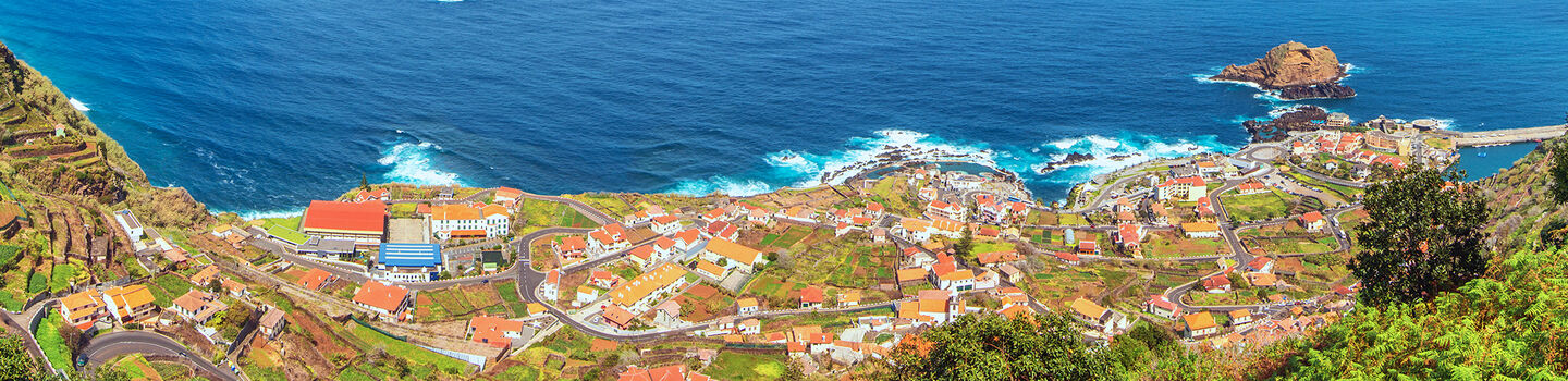 Von oben gesehen, bietet Porto Moniz auf Madeira einen spektakulären Anblick, wo das Dorf am Fuße der steilen Klippen liegt.