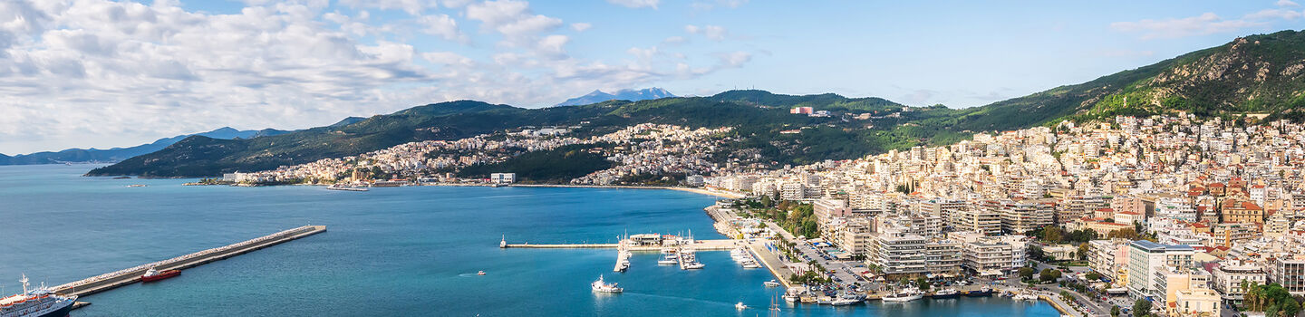 Der Panoramablick auf Kavala offenbart die Schönheit der nordgriechischen Stadt, die sich an den Hügeln des Festlandes erstreckt in das azurblaue Meer übergeht.