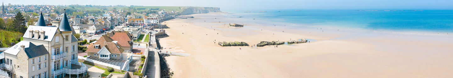 Panoramablick am Strand von ARROMANCHES-BES-BAINS iStock.com / Florent MARTIN