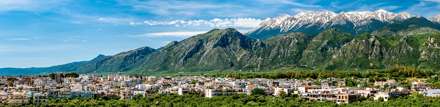 Das beeindruckende Panorama von Sparta erstreckt sich vor dem Hintergrund der majestätischen Taygetos Berge, die in ihrer rauen Schönheit die antike Stadt überragen.