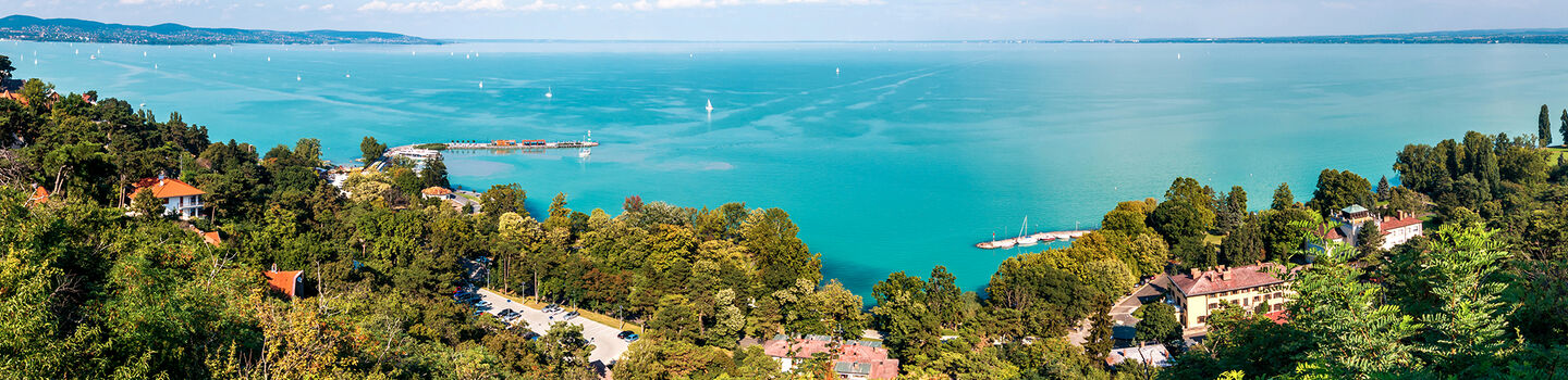 Der Panoramablick auf den Balaton offenbart eine weitläufige Wasserlandschaft, eingefasst von sanften Hügeln.