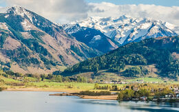 Bergpanorama am Zeller See im Salzburger Land iStock.com / bluejayphoto