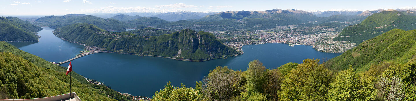 Vom Sighignola bietet der Ausblick eine atemberaubende Sicht auf den Golf von Lugano, welcher sich sanft zwischen den umliegenden grünen Hügeln ausbreitet.