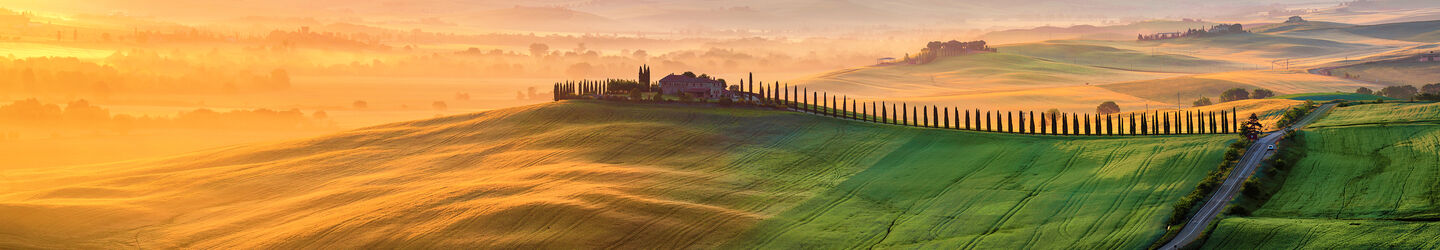 Toskana Landschaft bei Sonnenaufgang. Typisch für die Region toskanischen Bauernhaus, Hügel, Weinberg. Italien iStock.com / ThomFoto