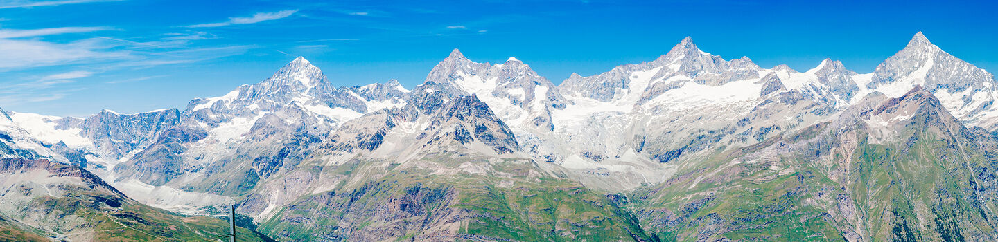 Das Matterhorn in den Walliser Alpen präsentiert sich als beeindruckendes Panorama, mit seinen schneebedeckten Spitzen, die majestätisch in den Himmel ragen.