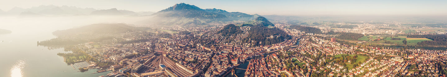 Panoramablick auf Luzern, Seeblick und Straßen von Luzern aus Vogelperspektive iStock.com / JaCZhou