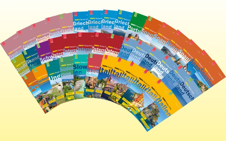 Eine fächerförmige Anordnung farbenfroher Reiseführer vor leuchtend gelbem Hintergrund. Jedes Cover zeigt Ländernamen und lebendige Landschaftsbilder.