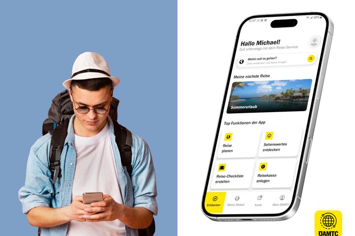  Junger Mann mit Hut, Sonnenbrille und Rucksack, der ein Smartphone benutzt, steht neben einem schwebenden Display mit der Benutzeroberfläche der ÖAMTC Reise-App, auf der Reisedetails und -optionen angezeigt werden.