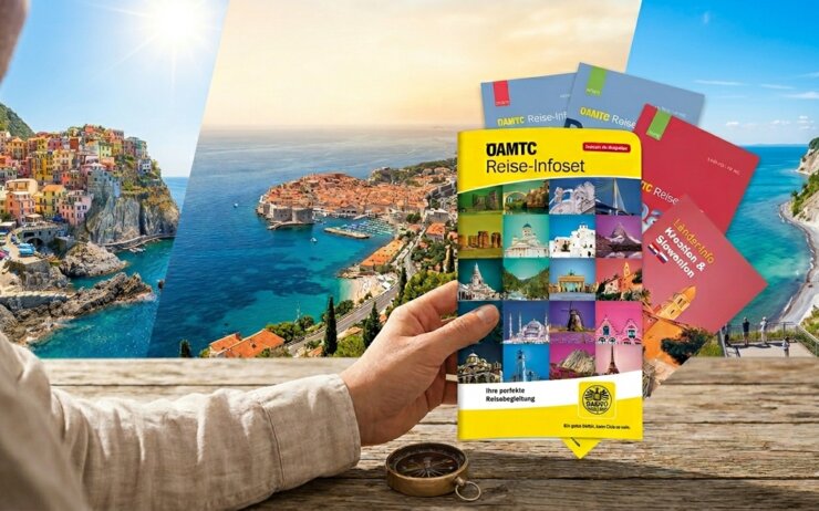 Ein Mann hält eine ÖAMTC Reise-Infoset Mappe mit Faltkarten in der Hand. Im Hintergrund ist eine Collage mit Motiven der Cinque Terre in Italien, von Dubrovnik in Kroatien und den Kalkfelsen auf Rügen zu sehen.