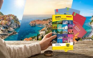 Ein Mann hält eine ÖAMTC Reise-Infoset Mappe mit Faltkarten in der Hand. Im Hintergrund ist eine Collage mit Motiven der Cinque Terre in Italien, von Dubrovnik in Kroatien und den Kalkfelsen auf Rügen zu sehen.