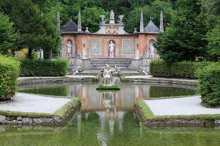 Schlosspark Hellbrunn mit Brunnen und Fontänen in Salzburg