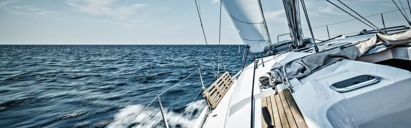 Segelboot am Meer iStock.com / mbbirdy