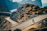 Ein Radfahrer auf einer mediterranen Bergstraße.