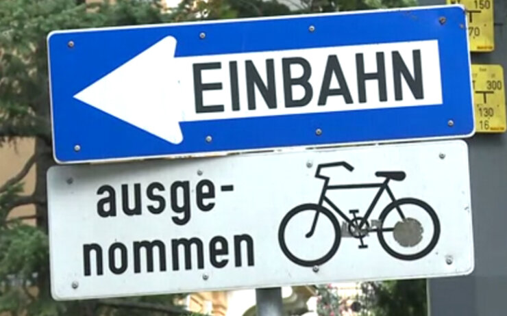 Hinweiszeichen Einbahnstraße mit der Zusatztafel ausgenommen für Radfahrer. 