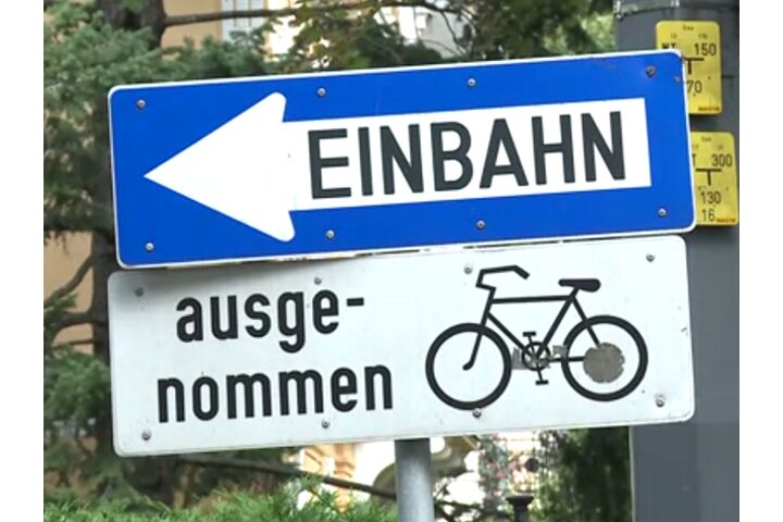 Hinweiszeichen Einbahnstraße mit der Zusatztafel ausgenommen für Radfahrer. 
