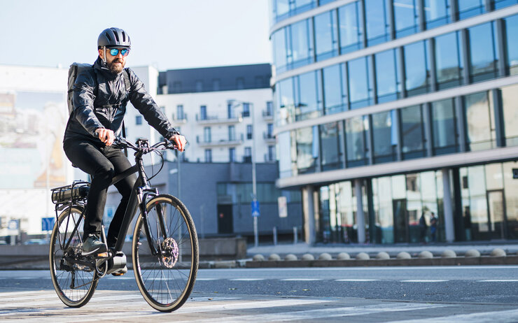 Männlicher Radfahrer mit Helm auf Straße