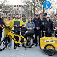 Die Verantwortlichen der Radlichtaktion haben sich alle für ein Gruppenbild versammelt.