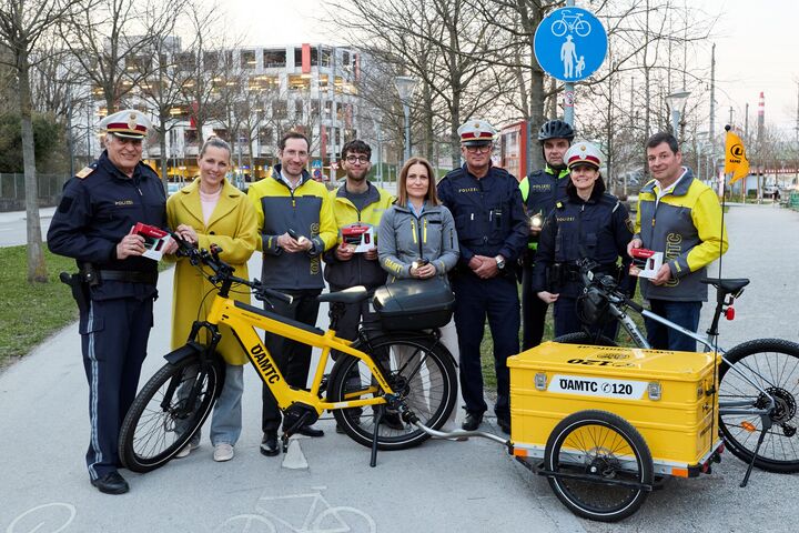 Die Verantwortlichen der Radlichtaktion haben sich alle für ein Gruppenbild versammelt.