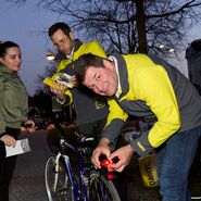 St. Pölten Stützpunktleiter Josef Strohmayer packt selbst mit an und tauscht einer Radfahrerin das Licht aus