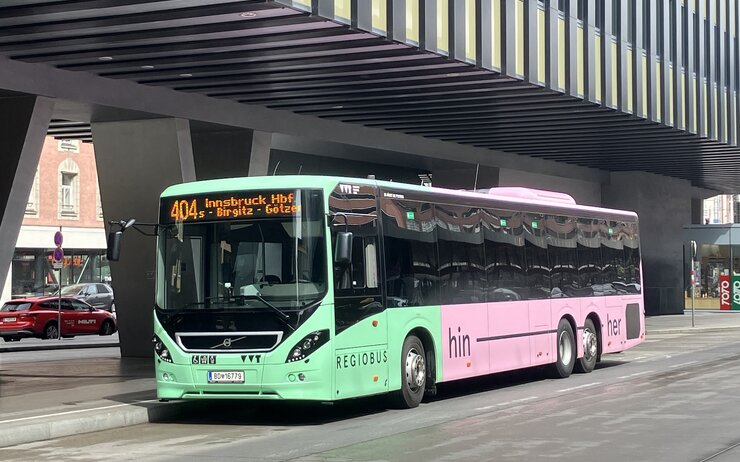 Busbahnhof Innsbruck, geparkter Regiobus