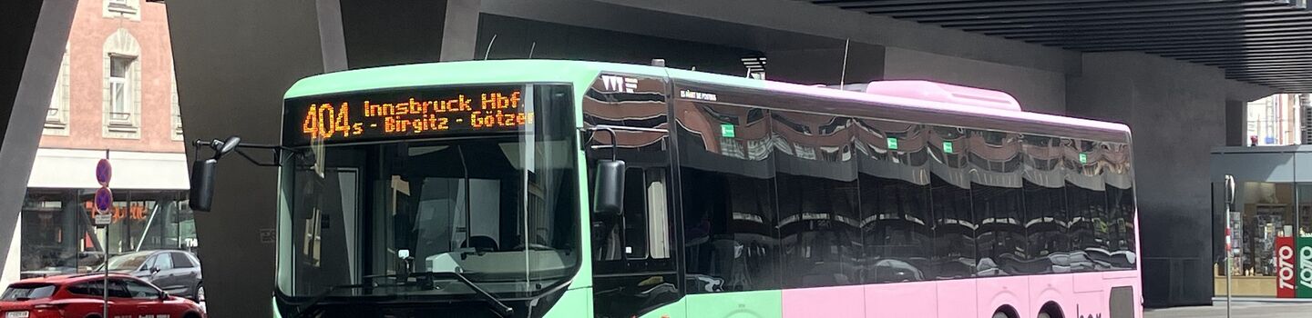 Busbahnhof Innsbruck, geparkter Regiobus