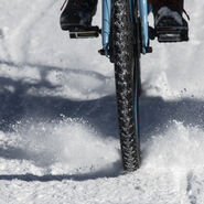 Winterreifen an einem Fahrrad im Schnee