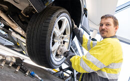 ÖAMTC Techniker wechselt den Reifen eines Autos auf der Hebebühne