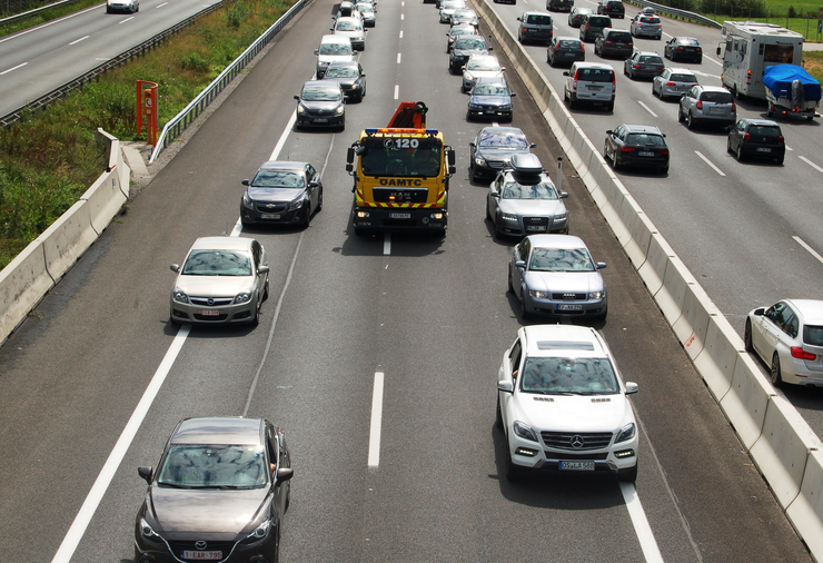 Rettungsgasse auf der Autobahn, in der Mitte fährt ein ÖAMTC Abschleppfahrzeug.
