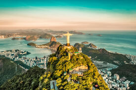 Zeigt ein Panorama von Rio de Janeiro u.a. mit der Jesus Statue und dem Zuckerhut Berg