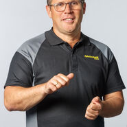 Fahrtechnikexperte Roland Frisch in schwarzem Polohemd