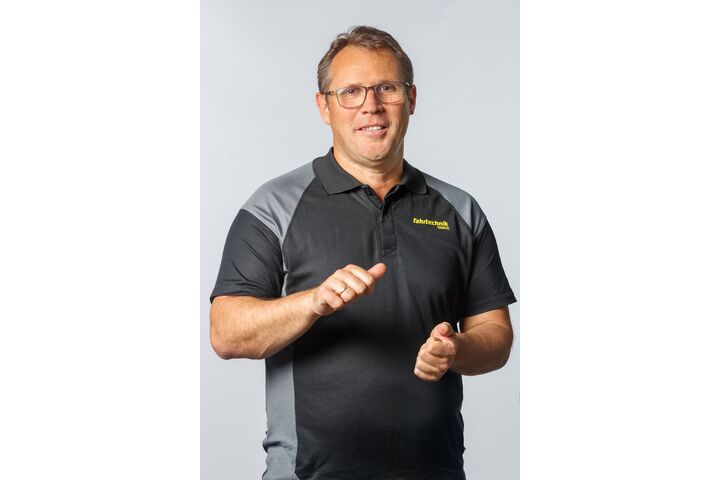 Fahrtechnikexperte Roland Frisch in schwarzem Polohemd