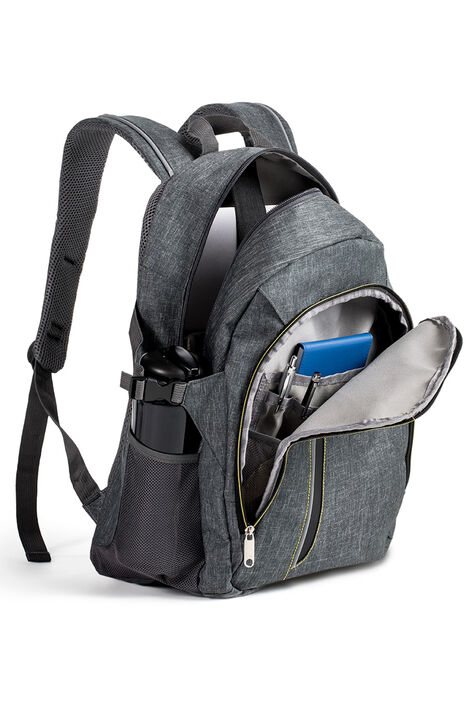 Rucksack_940x1410.jpg Grauer Rucksack mit geöffneten Taschen und Trinkflasche in seitlichem Netz. In der vorderen Tasche sind Stifte und ein Notizbuch und in der hinteren Tasche ist ein Laptop.