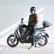 Roller mit Winterzubehör plus Fahrer mit Winterbekleidung.