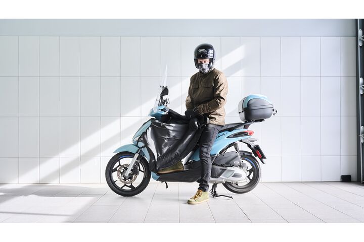 Roller mit Winterzubehör plus Fahrer mit Winterbekleidung.