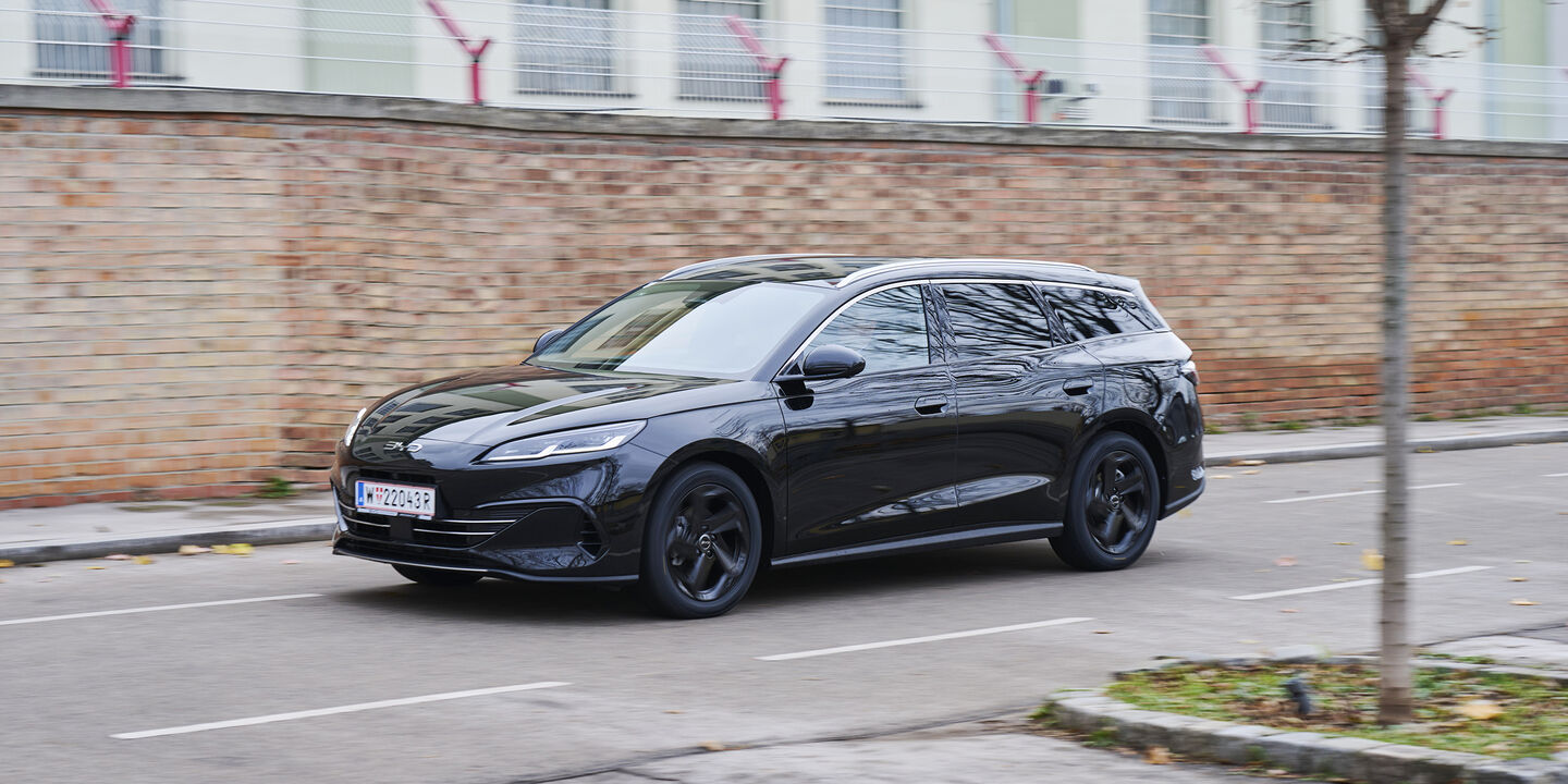 BYD Seal 6 Touring, schwarz vor Backsteingebäude