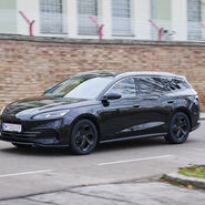 BYD Seal 6 Touring, schwarz vor Backsteingebäude