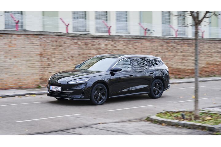 BYD Seal 6 Touring, schwarz vor Backsteingebäude