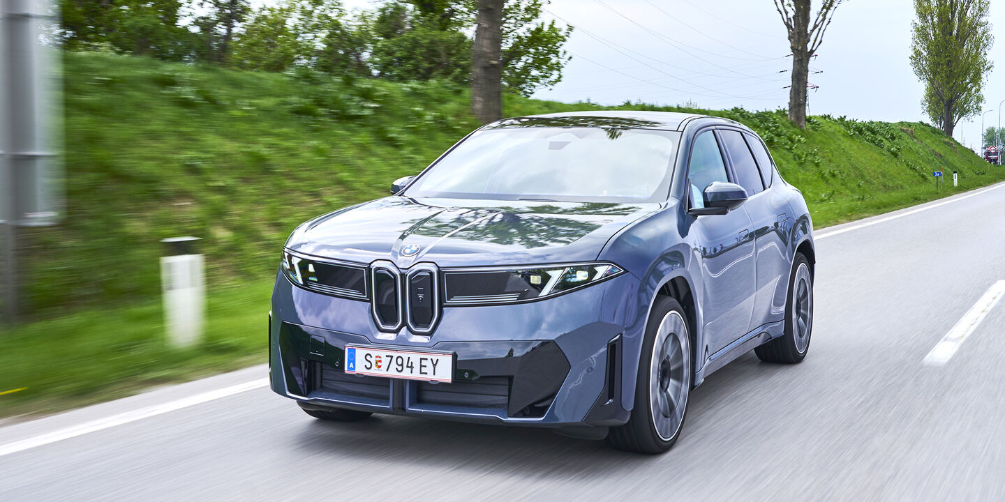 BMW iX3 50 xDrive blau