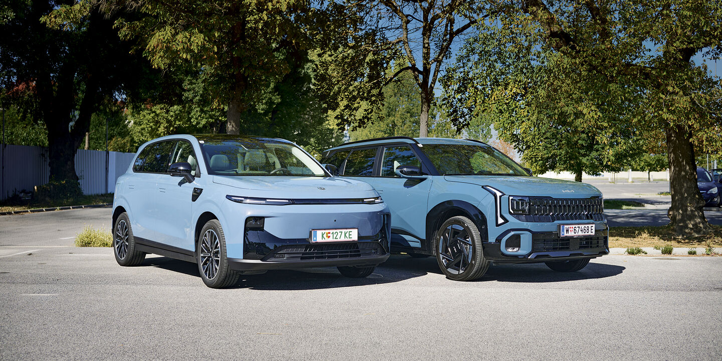 Zwei hellblaue SUV stehen nebeneinander auf einem Parkplatz; rechts ist ein Kia Seltos zu sehen, links ein Leapmotor B10.