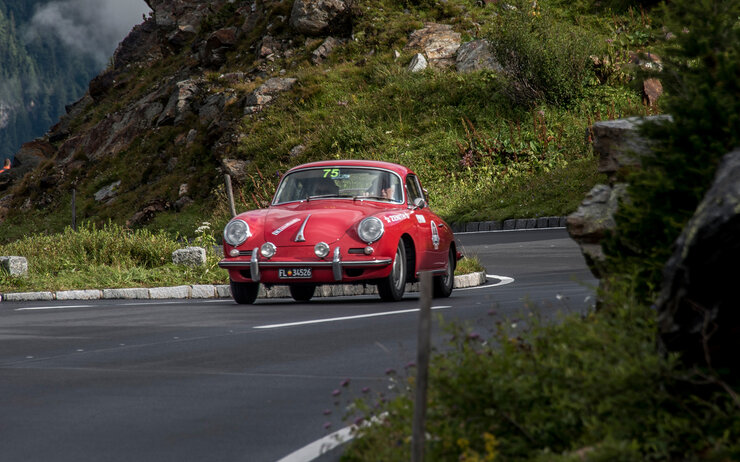 Zwei Oldtimer auf einer Bergstraße 