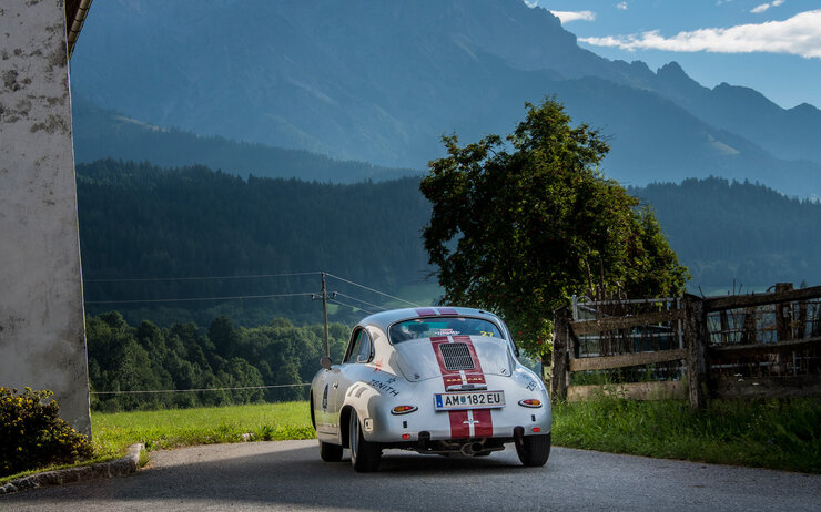 Symbolfoto Ein Oldtimer vor Gebirgskulisse